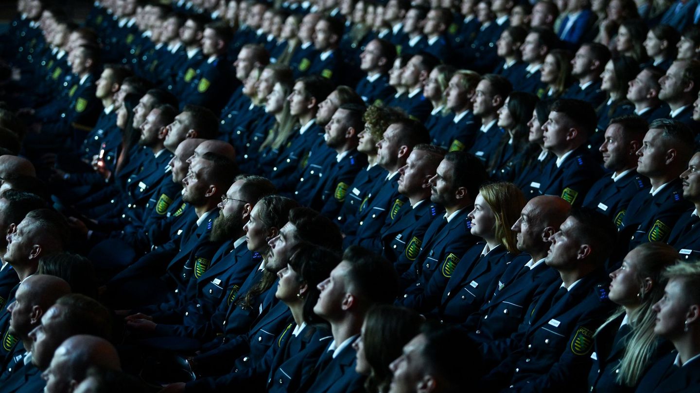 Neue Workshops sollen Polizeianwärter in Sachsen für Antisemitismus sensibilisieren. (Archivbild) Foto: Hendrik Schmidt/dpa