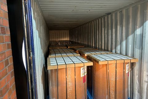 Im Inneren der Papierrollen waren 400 Pakete mit Heroin versteckt, die der Zoll bei einer Röntgenkontrolle im Hamburger Hafen en