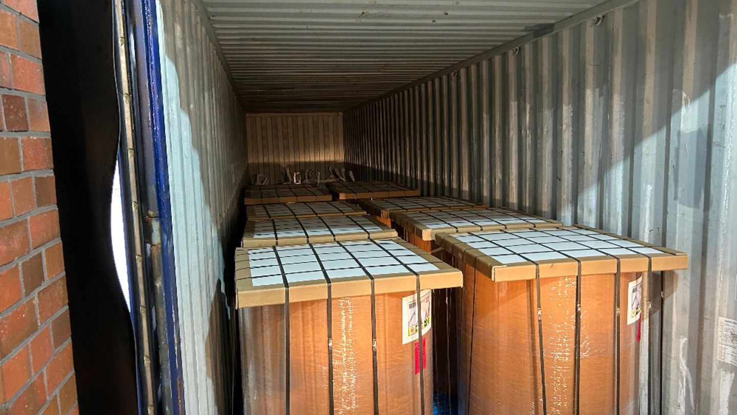 Im Inneren der Papierrollen waren 400 Pakete mit Heroin versteckt, die der Zoll bei einer Röntgenkontrolle im Hamburger Hafen en