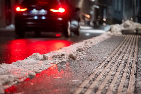 Bis zum Wochenende sollten die Menschen in weiten Teilen Bayerns auf dem Weg zur Arbeit weiter vorsichtig sein. Foto: Daniel Vog