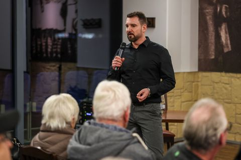 Der Rechtsanwalt Daniel Kuhlmann - hier bei einer Infoveranstaltung für Geschädigte - hat nach dem Gelsenkirchener Sparkassen-Ei