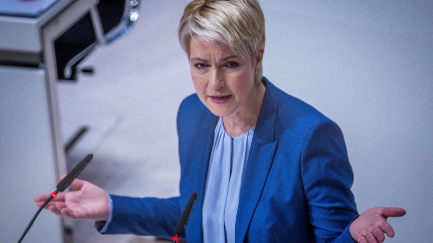 Mecklenburg-Vorpommerns Ministerpräsidentin Manuela Schwesig (SPD) schlägt eine Auszeichnung für junge Ehrenamtler vor. (Archivb