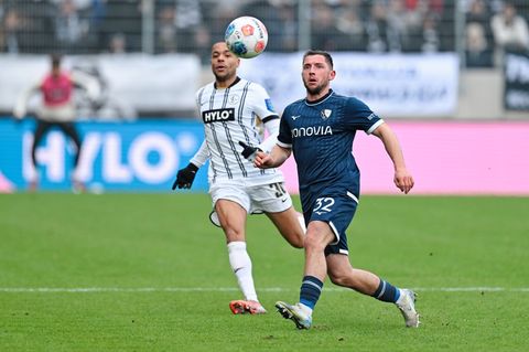 Maximilian Wittek (r) verlängerte seinen Vertrag beim VfL Bochum. Foto: Uwe Anspach/dpa