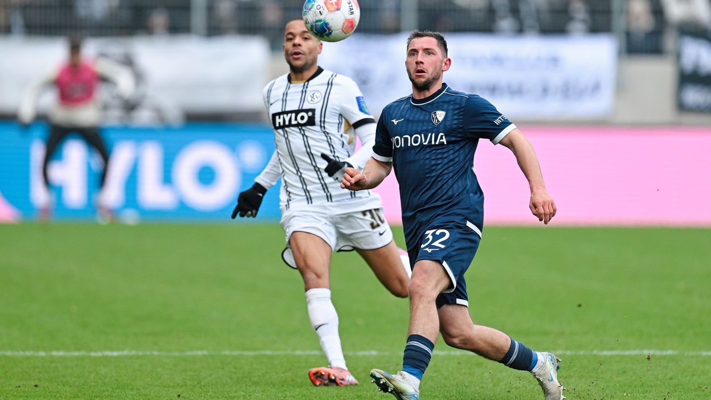 Maximilian Wittek (r) verlängerte seinen Vertrag beim VfL Bochum. Foto: Uwe Anspach/dpa