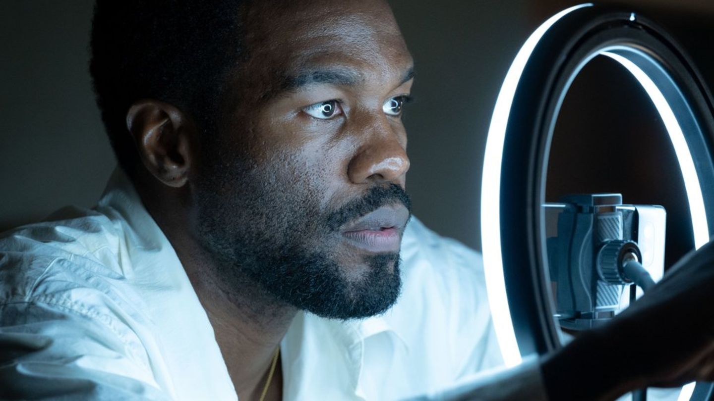 Yahya Abdul-Mateen II in "Wonder Man".