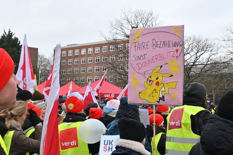 Rund 300 Beschäftigte demonstrierten vor der Christian-Albrechts-Universität in Kiel. Foto: Felix Müschen/dpa
