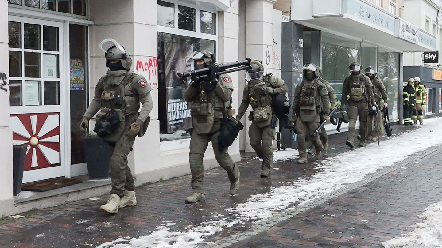 Spezialisten traten in Verhandlung mit einem Mann, der sich in einem Hotelzimmer verschanzt hatte. Foto: -/NWM-TV/dpa