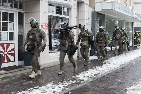Spezialisten traten in Verhandlung mit einem Mann, der sich in einem Hotelzimmer verschanzt hatte. Foto: -/NWM-TV/dpa