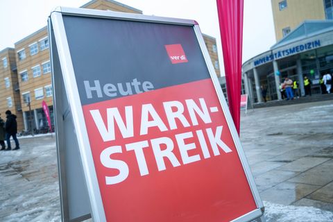 In Jena protestierten nach Gewerkschaftsangaben rund 400 Teilnehmer unter anderem für Tarifverträge für studentische Hilfskräfte