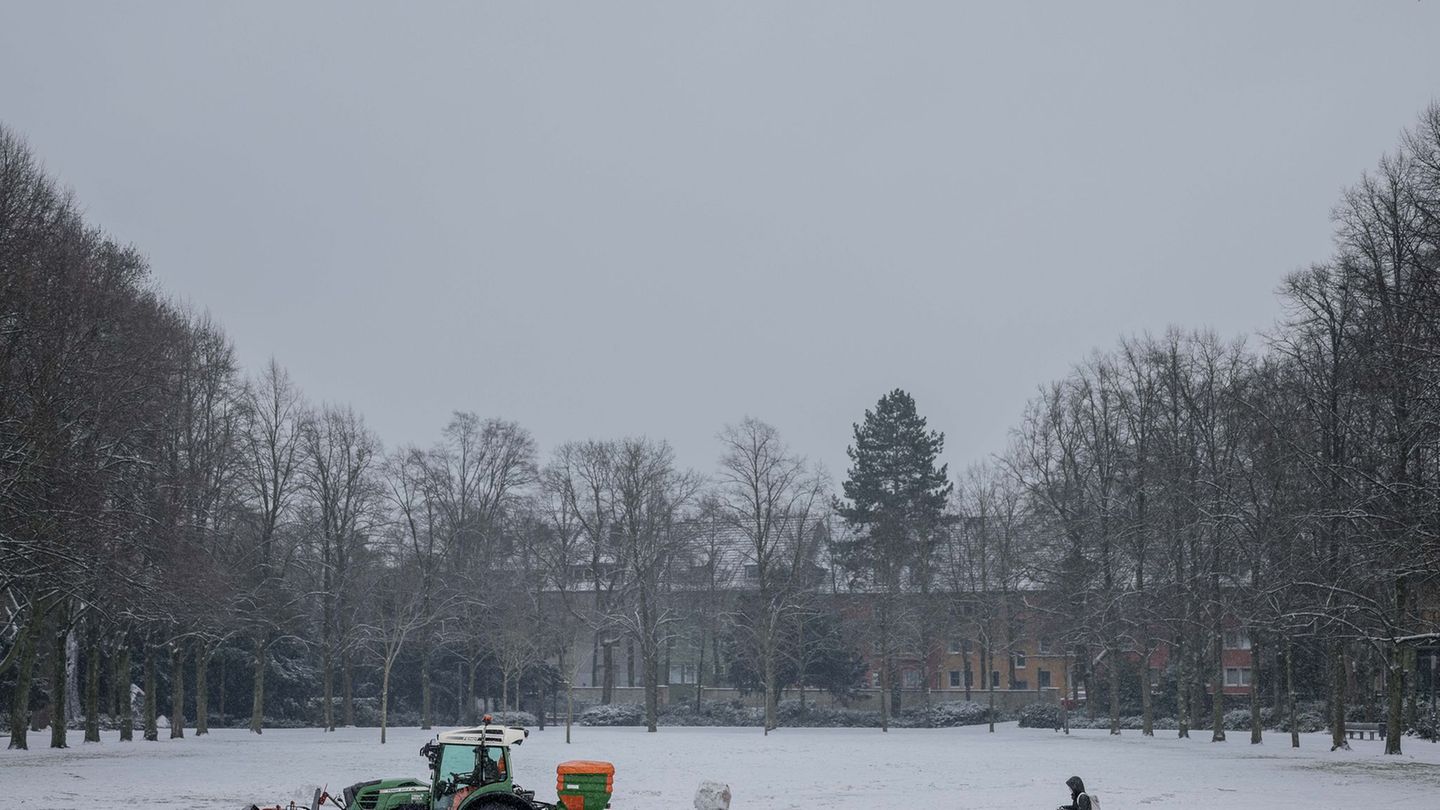 Die Winterdienste haben in Niedersachsen auch am Mittwoch viel zu tun. Foto: David-Wolfgang Ebener/dpa