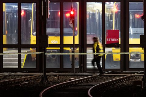 Im kommunalen Nahverkehr drohen wieder Warnstreiks in Baden-Württemberg. (Archivbild) Foto: Marijan Murat/dpa