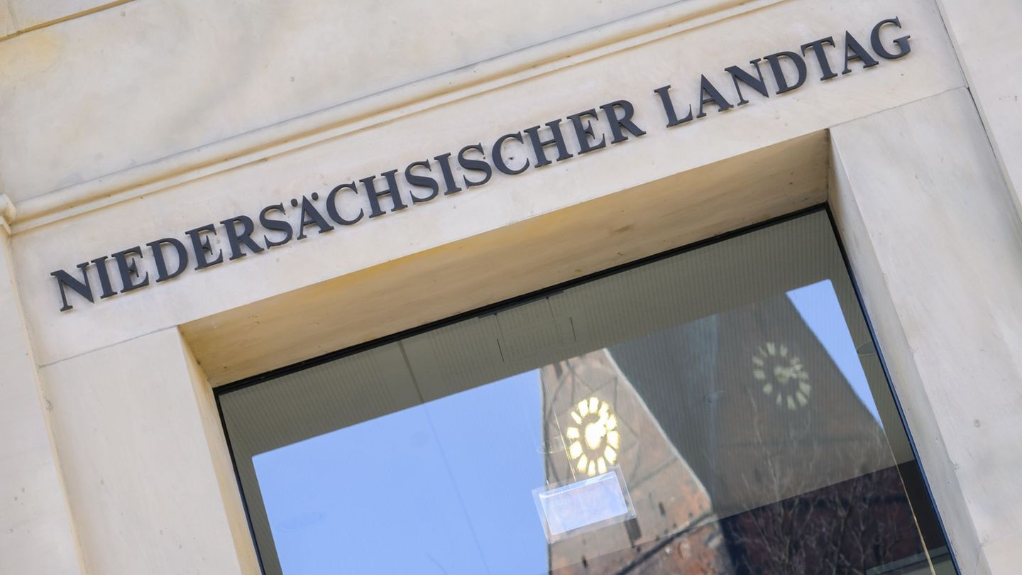 Fünf Landtagsabgeordnete kontrollieren künftig den Verfassungsschutz. (Archivbild) Foto: Julian Stratenschulte/dpa