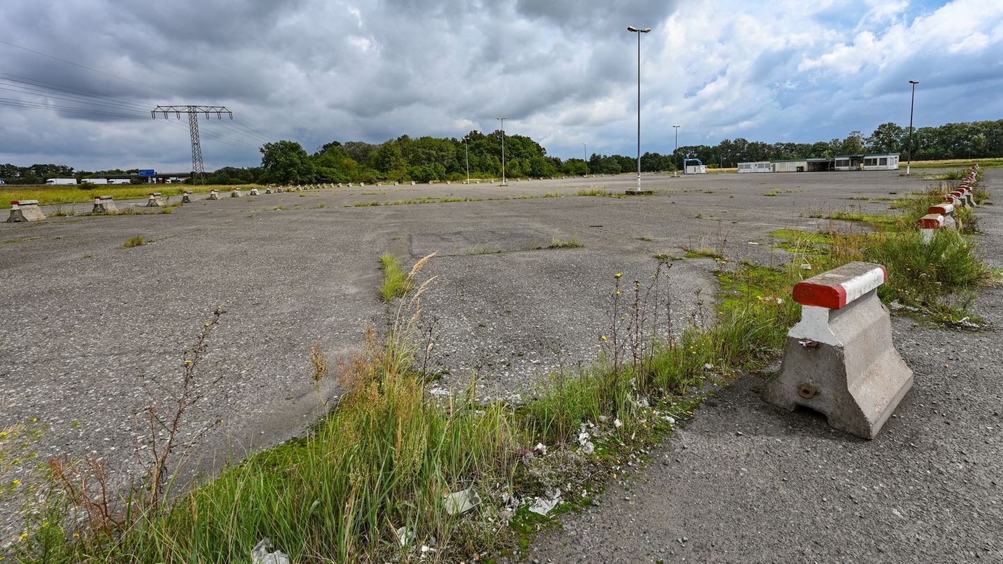 Eine ungenutzte, betonierte Fläche versiegelt den Boden. (Symbolbild) Foto: Patrick Pleul/dpa-Zentralbild/dpa