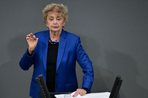 Tova Friedman redete den Deutschen ins Gewissen. Foto: Sebastian Christoph Gollnow/dpa