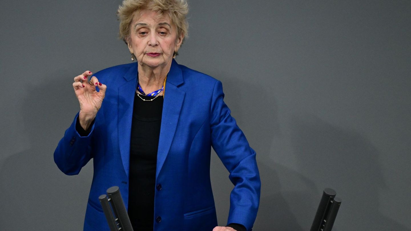 Tova Friedman redete den Deutschen ins Gewissen. Foto: Sebastian Christoph Gollnow/dpa