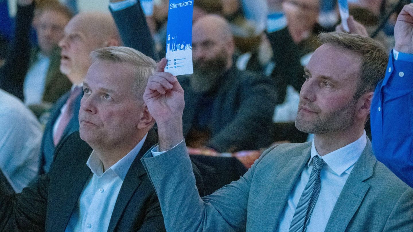 AfD-Co-Landessprecher Enrico Schult (re.) steht auf Listenplatz eins für die Landtagswahl am 20. September. Foto: Stefan Sauer/d