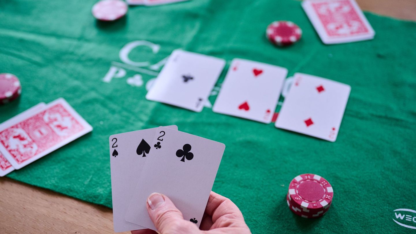 Die Polizei hat in Stuttgart eine illegale Pokerrunde gesprengt. (Symbolbild) Foto: Annette Riedl/dpa