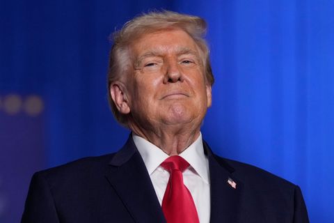 Laut US-Präsident Trump segelt eine "Armada" Richtung Iran. Foto: Mark Schiefelbein/AP/dpa