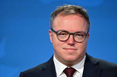 Thüringens Ministerpräsident Mario Voigt (CDU) will gegen den Verlust seines Doktortitels klagen (Archivbild)