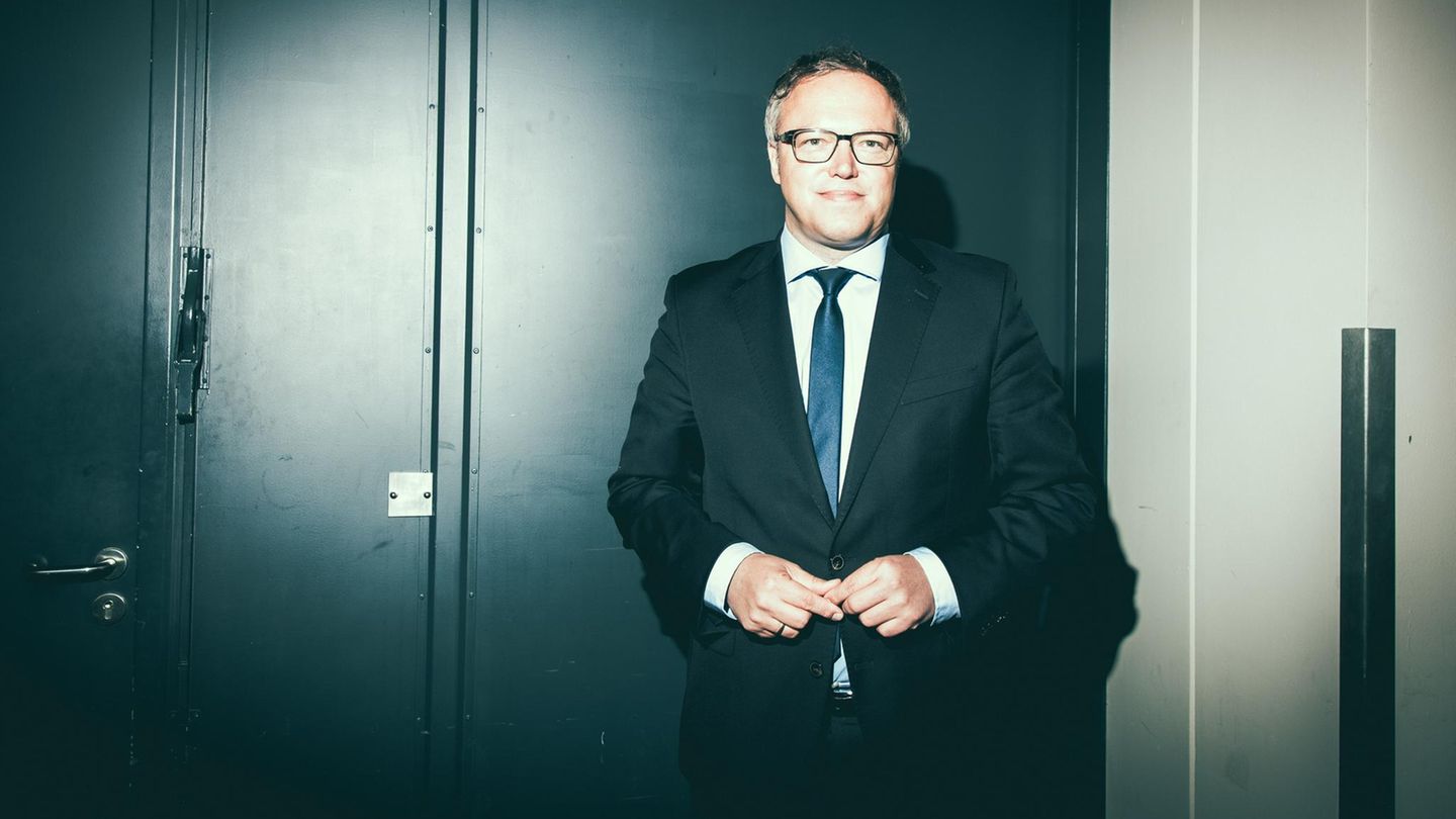 Thüringens Ministerpräsident Mario Voigt (CDU) will gegen den Verlust seines Doktortitels klagen (Archivbild)