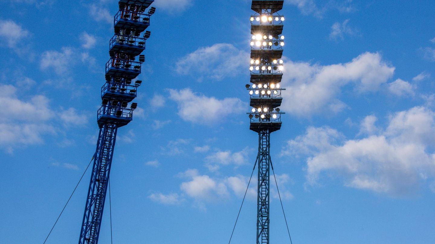 Ermittlungen der Polizei wegen des Pyro-Unfalls im September 2025 bei der Verabschiedung der Flutlichtmasten am Ostseestadion si