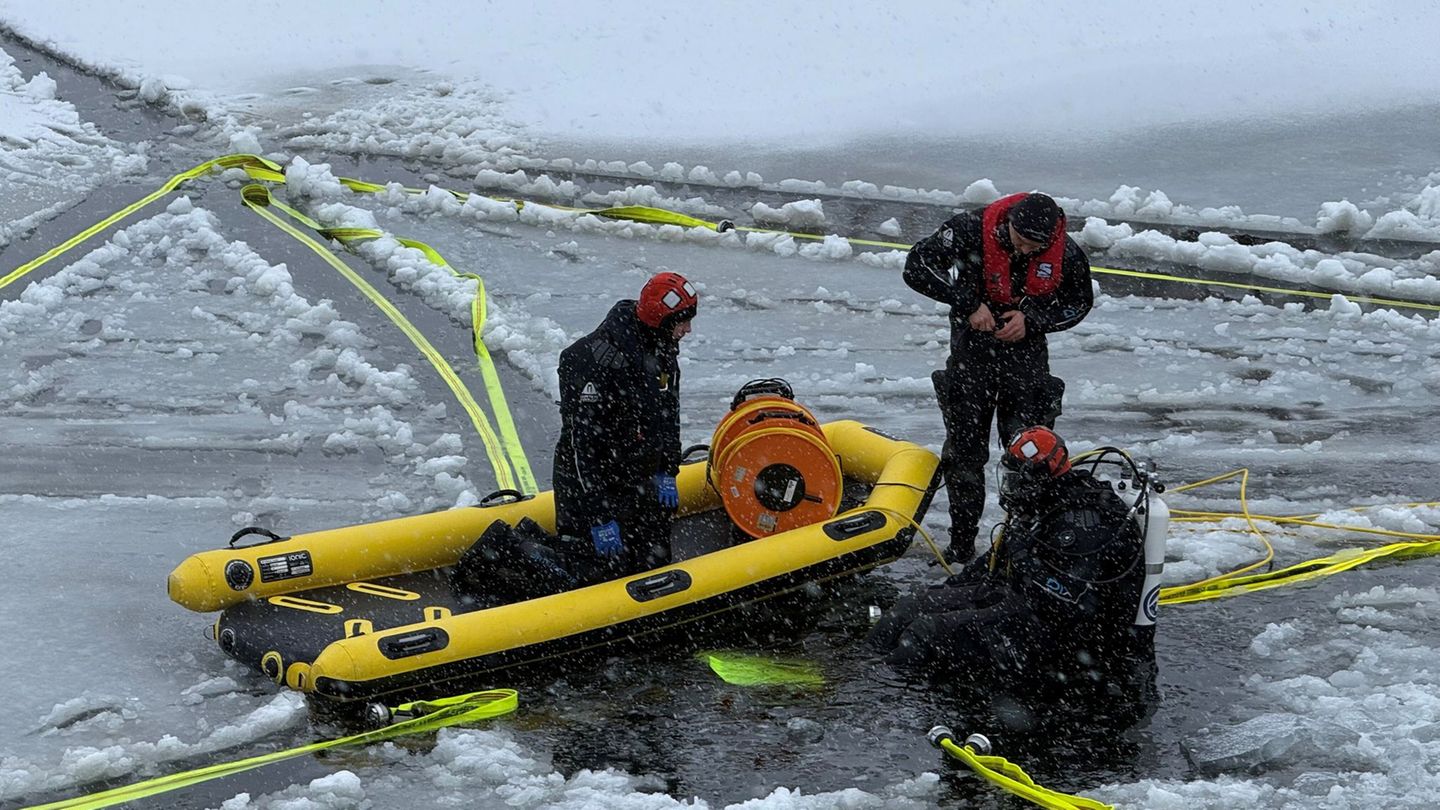 Feuerwehrtaucher trainieren für den Ernstfall. Foto: Nicole Schippers/dpa