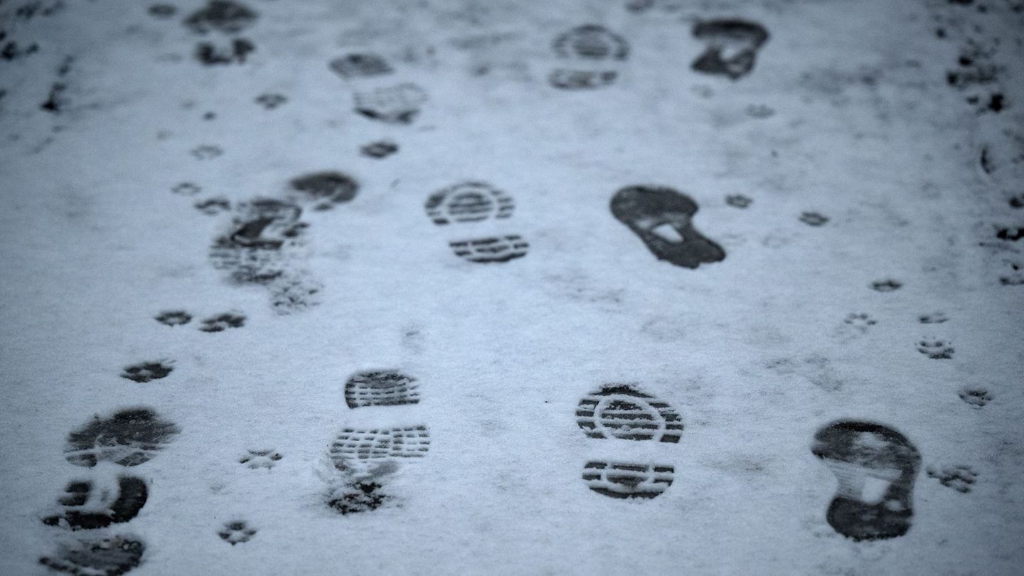 Die Polizei kann den mutmaßlichen Täter in einem Treppenhaus stellen, nachdem ihn seine Fußspuren verraten haben. (Symbolbild) F