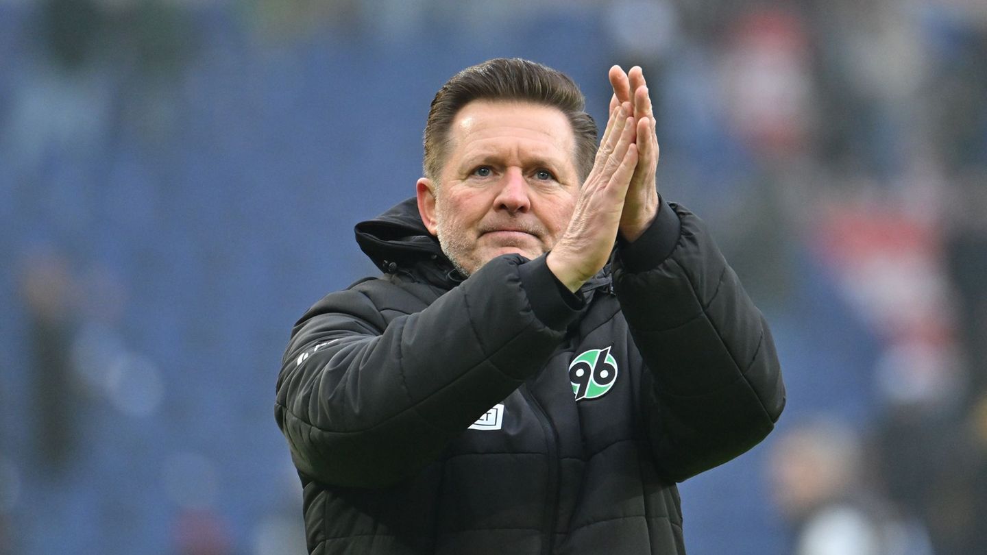 Vor der Rückkehr nach Magdeburg: 96-Trainer Christian Titz. Foto: Swen Pförtner/dpa