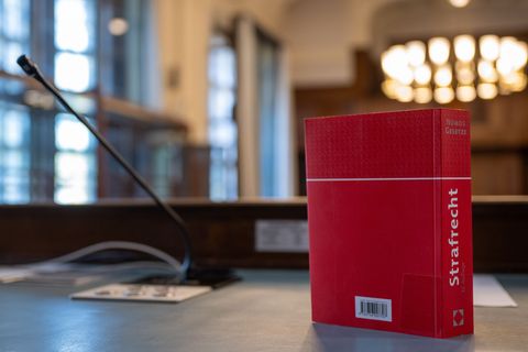 Eine Berlinerin ist wegen versuchter Anstiftung zum Mord an ihrem Ex-Mann zu drei Jahren und drei Monaten Haft verurteilt worden