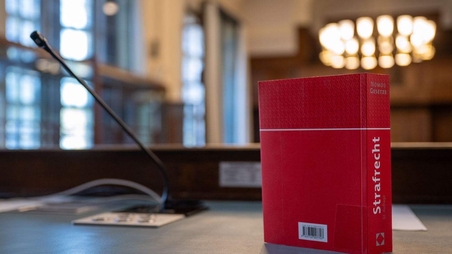 Eine Berlinerin ist wegen versuchter Anstiftung zum Mord an ihrem Ex-Mann zu drei Jahren und drei Monaten Haft verurteilt worden