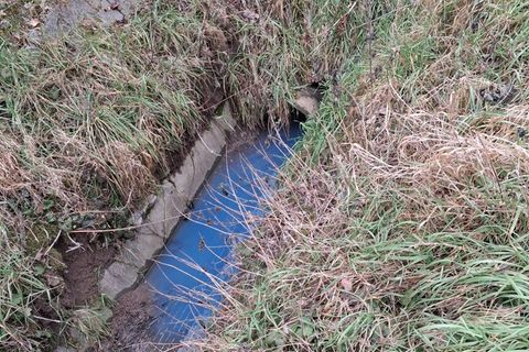 Am Dienstag wurde die Feuerwehr zunächst zu der blauen Verfärbung im Abwasserkanal gerufen. Foto: -/Verbandsgemeinde Wörrstadt/d
