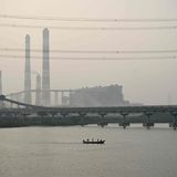 Chennai, Indien. Ein Fischerboot kehrt nach dem täglichen Fang auf dem Ennore Creek in den Hafen zurück. Das Ökosystem im indischen Chennai ist so wichtig wie bedroht. Vor allem als natürlicher Hochwasserschutz ist das Feuchtgebiet für viele Anwohner, Tiere und Pflanzen bedeutend. Infolge von Verschmutzung etwa durch das Kraftwerk "Ennore Thermal Power Station" (im Hintergrund) sind lokale Fischerei und Artenschutz mittlerweile stark unter Druck 