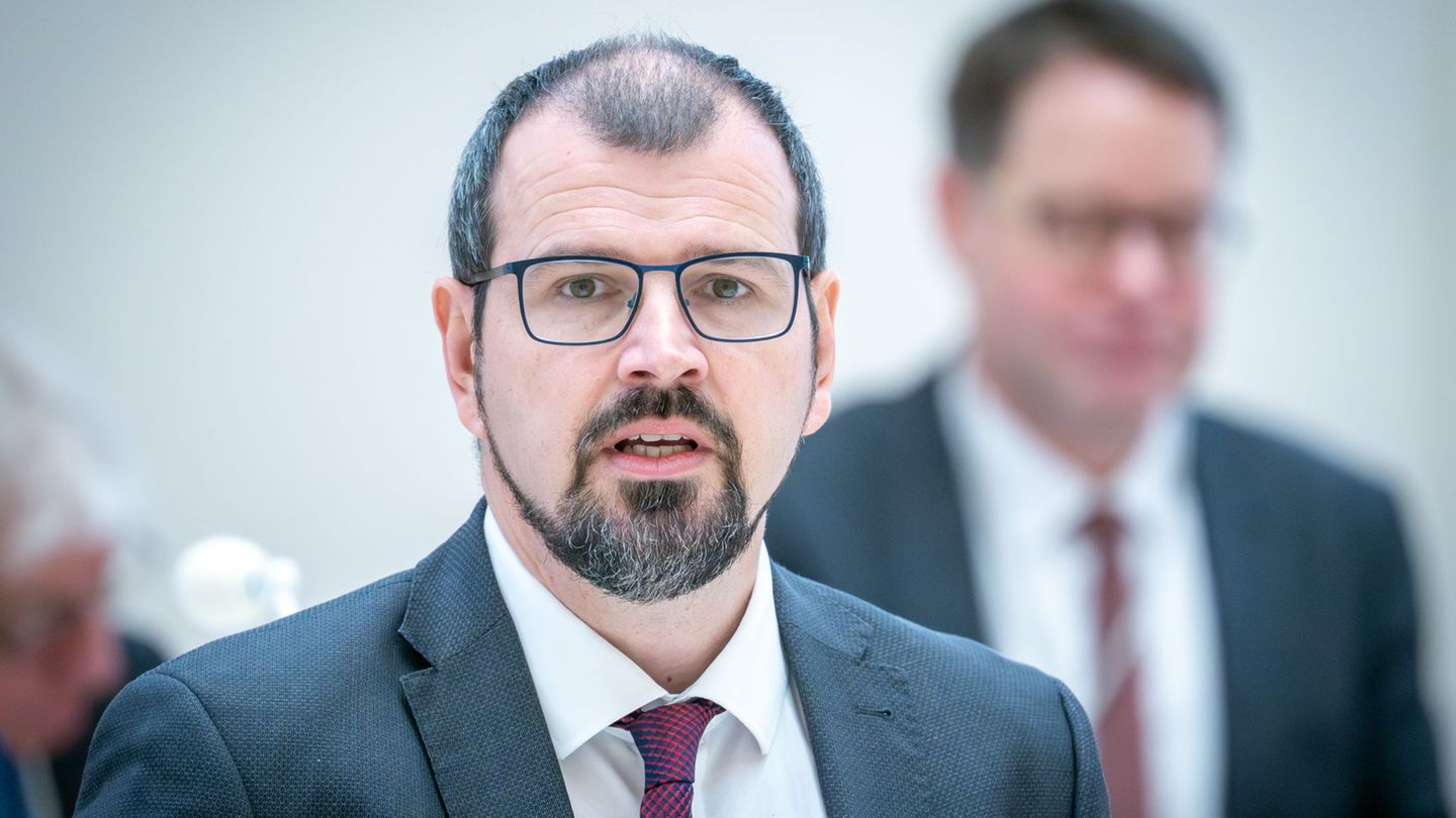 Brandenburgs Bildungsminister Steffen Freiberg (SPD) verteidigt Änderungen des Schulgesetzes zur Entlastung der Lehrer. Foto: So