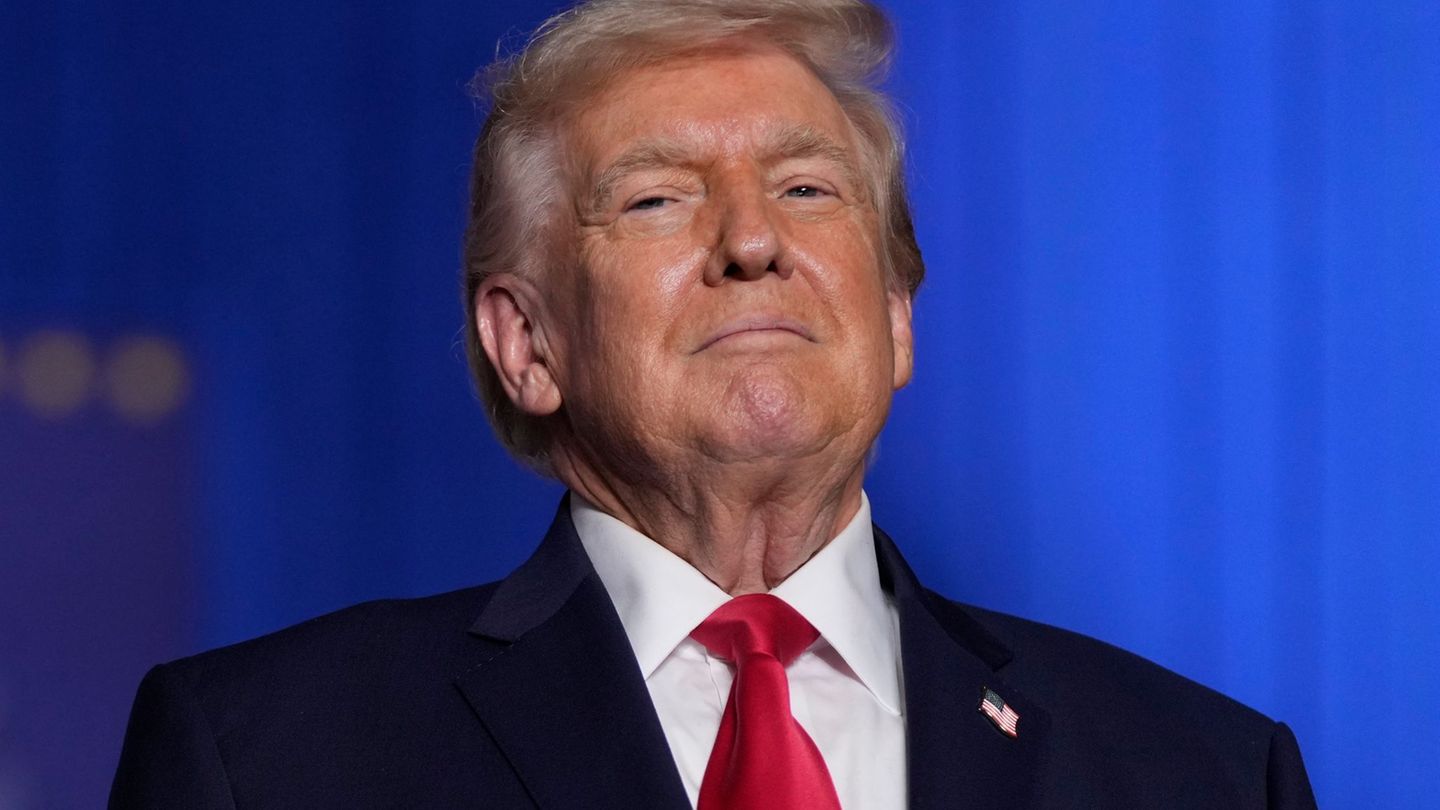 Laut US-Präsident Trump segelt eine "Armada" Richtung Iran. Foto: Mark Schiefelbein/AP/dpa