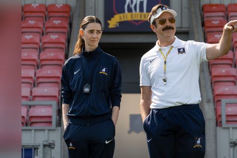 Tanya Reynolds stößt neu zum Cast von "Ted Lasso", hier neben Hauptdarsteller Jason Sudeikis.