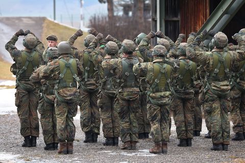 Nach dem Skandal bei den Fallschirmjägern spricht Generalleutnant Freuding von "individuellen Verfehlungen". Foto: Karl-Josef Hi