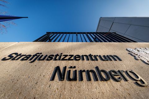 Wegen eines Mordes im Alter von 15 Jahren ist ein junger Mann in Nürnberg zu neuneinhalb Jahren Jugendstrafe verurteilt worden.