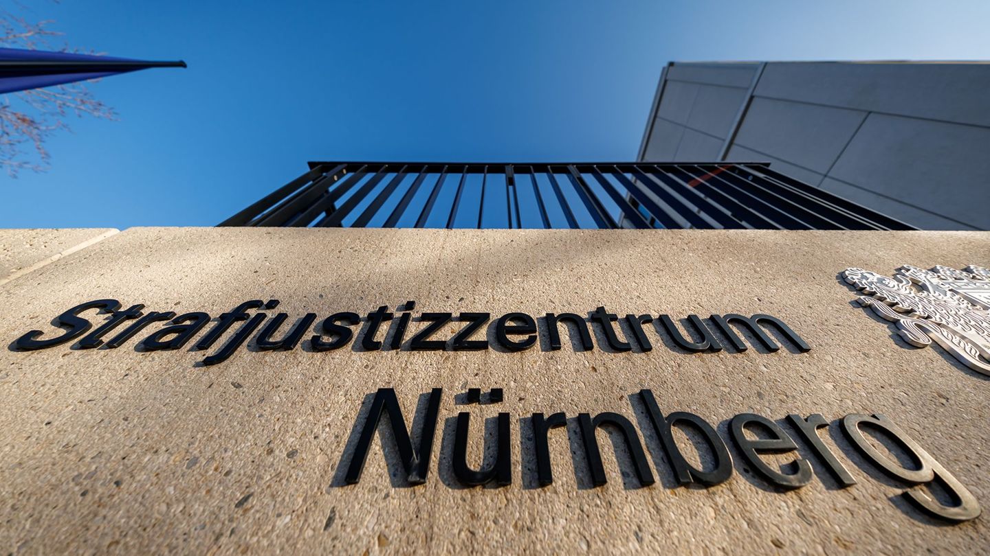 Wegen eines Mordes im Alter von 15 Jahren ist ein junger Mann in Nürnberg zu neuneinhalb Jahren Jugendstrafe verurteilt worden.