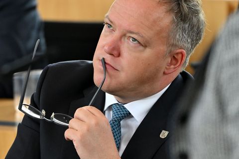 Thüringens Ministerpräsident Mario Voigt will juristisch gegen die Aberkennung seines Doktortitels vorgehen. (Archivbild) Foto: