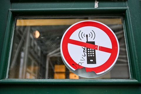 Schulschluss für Smartphones: Schweden plant ein Handyverbot an allen Schulen bis zur neunten Klasse. (Archivbild) Foto: Jens Ka