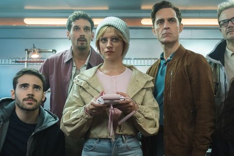 Meisterdieb Berlin schart seine Crew für den nächsten Diebeszug um sich.