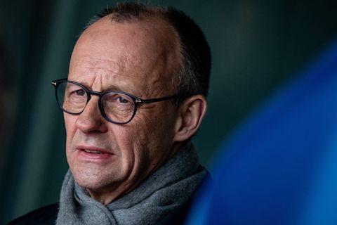 Merz äußert sich aus eigener Anschauungen über die Gesundheit Trumps. Er spricht regelmäßig mit ihm. Foto: Fabian Sommer/dpa