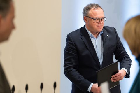 Die TU Chemnitz will Mario Voigt den Doktortitel entziehen. Foto: Michael Reichel/dpa