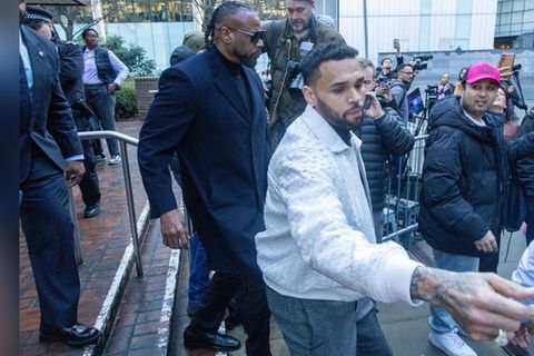 Chris Brown wurde vor Gericht von mehreren Fans begrüßt.