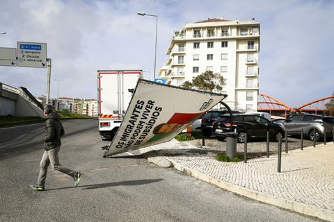 Eingestürztes Wahlplakat in Lissabon