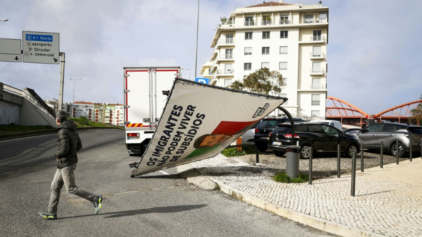 Eingestürztes Wahlplakat in Lissabon