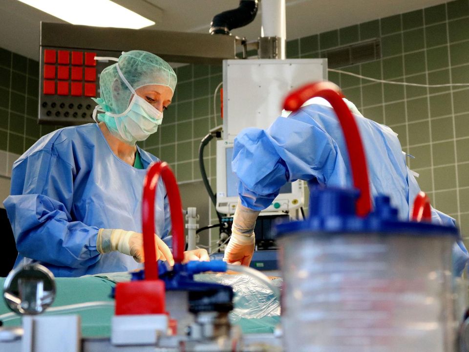 Gewebespende Organspende zwei Medizinerinnen im blauen Kittel und mit Mundschutz