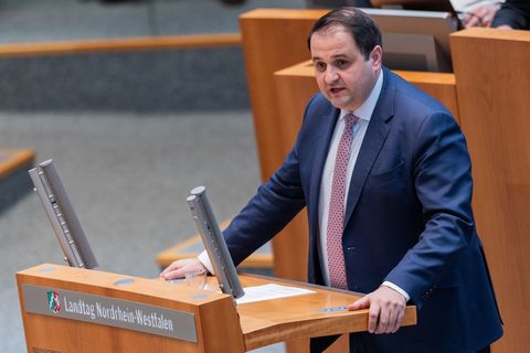 Staatskanzleichef Nathanael Liminski (CDU) muss sich im nordrhein-westfälischen Landtag zahlreichen kritischen Fragen zu fehlend