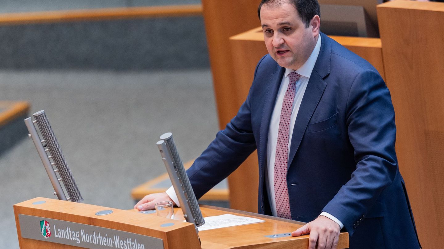 Staatskanzleichef Nathanael Liminski (CDU) muss sich im nordrhein-westfälischen Landtag zahlreichen kritischen Fragen zu fehlend