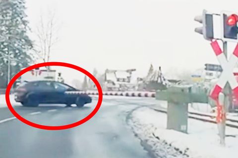 Auto fährt direkt vor heranrasenden Regionalzug in NRW